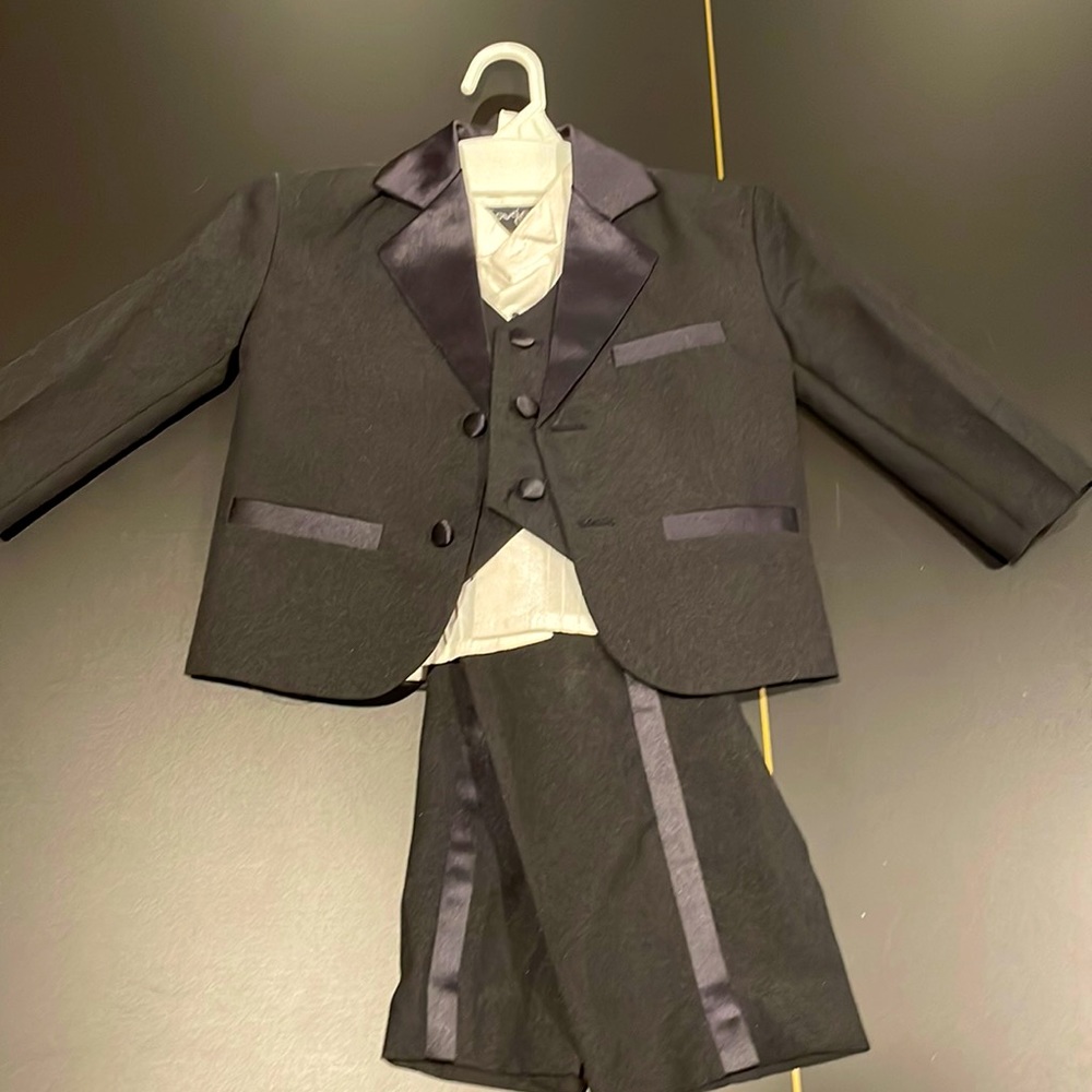 Toddler Boys Complete Tuxedo Set Size Child XL (Age 18-24 months)
